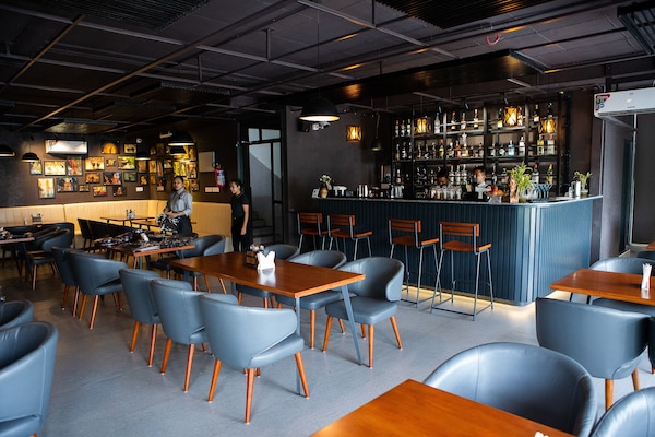 2 Bars/Lounges, Gastropub, Bar auf der Dachterrasse