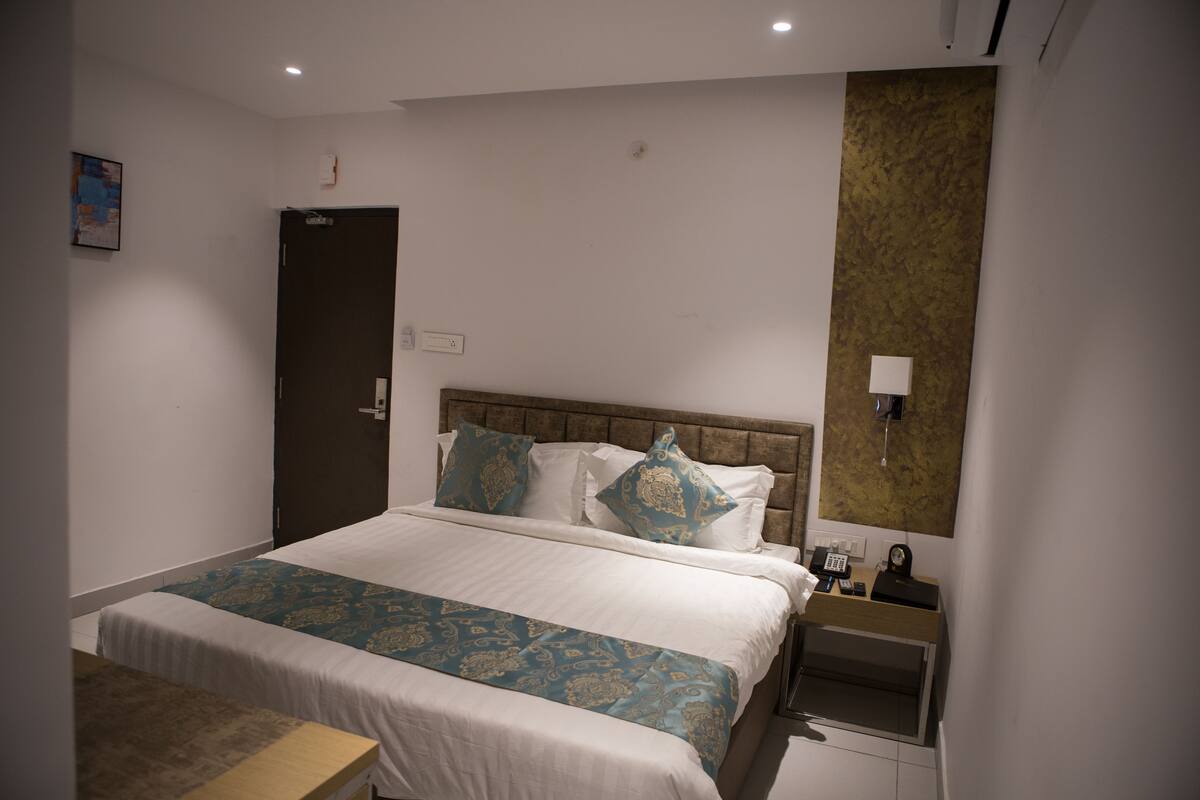 Business Room, 1 King Bed | Minibar, in-room safe, desk, free WiFi