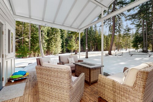 Secluded retreat with stunning views, private hot tub, game room & fireplace