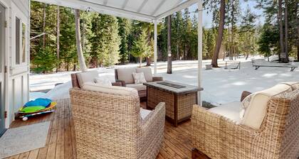 Secluded retreat with stunning views, private hot tub, game room & fireplace