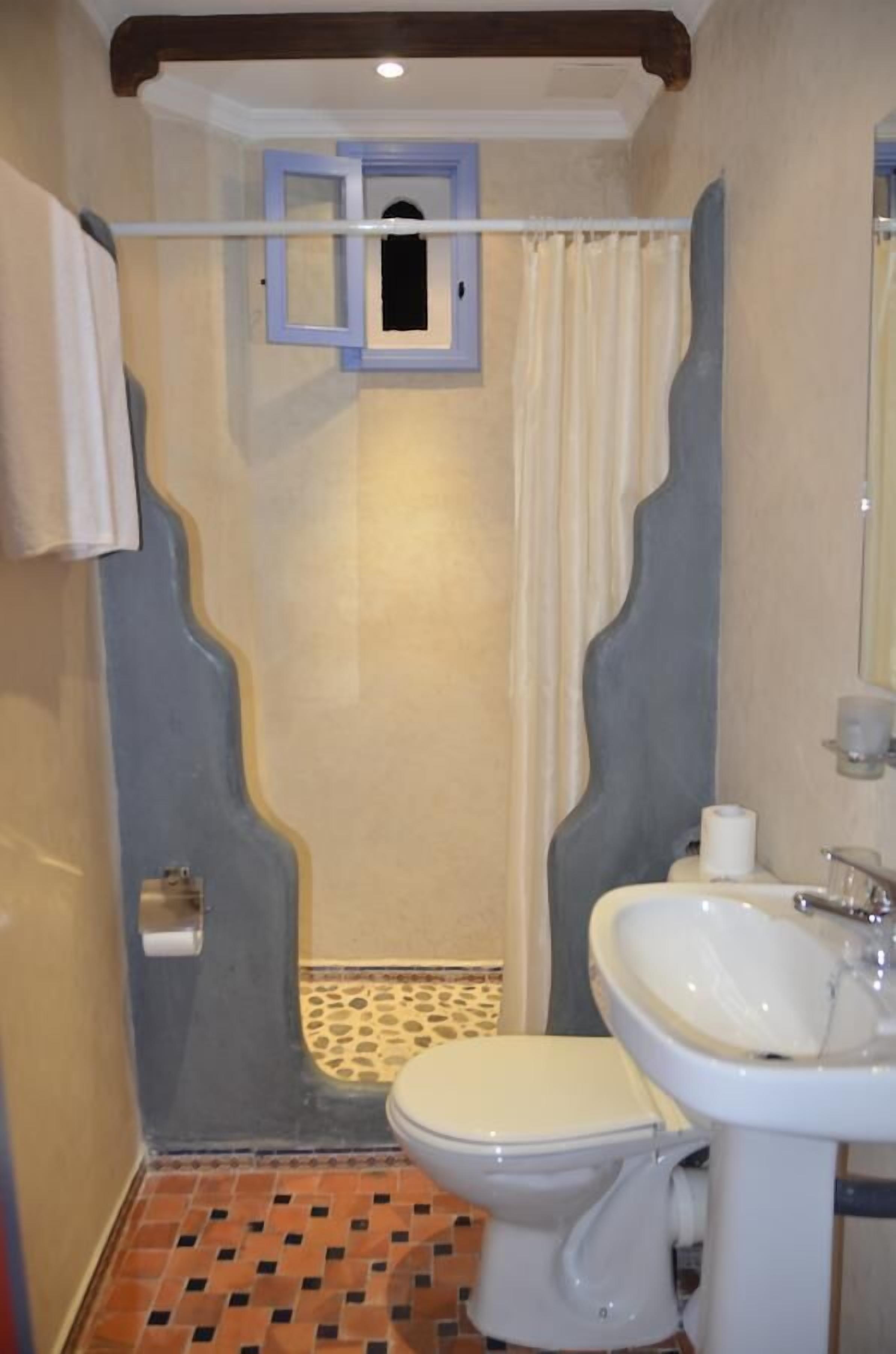 double room, 1 double bed, non smoking | bathroom | shower, free toiletries, hair dryer, towels