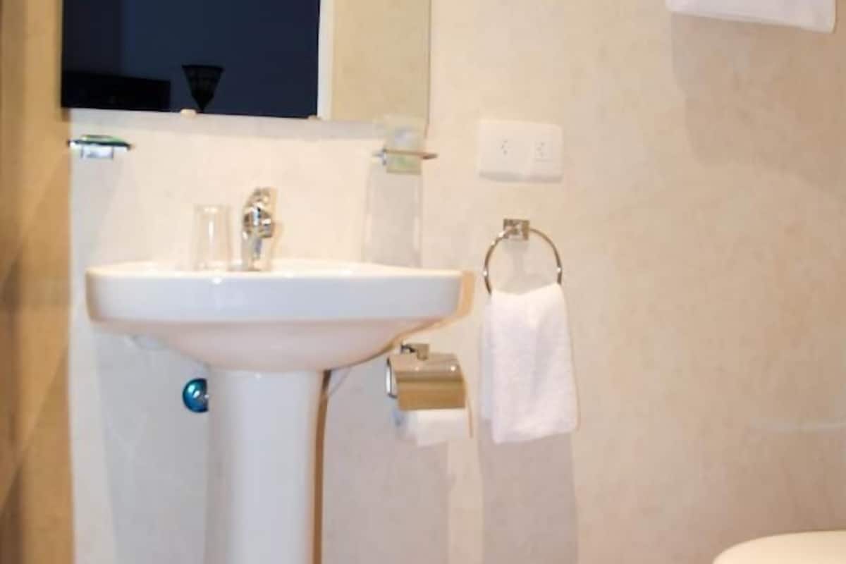 twin room, 2 single beds | bathroom sink