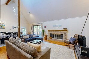 TV, caminetto, lettore DVD, libri