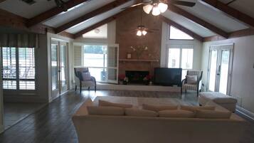 Smart TV, caminetto, tavolo da ping pong, libri