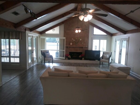 Smart TV, fireplace, ping pong, books