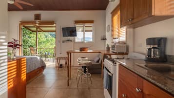 Geladeira, micro-ondas, fogão, cooktop