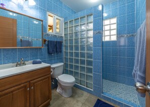 Shower, hair dryer, towels, soap - Torio guesthouse with panoramic view- Kokomo (Torio)