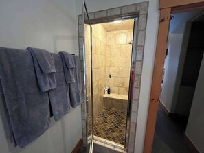 Badewanne, Haartrockner, Handtücher, Shampoo
