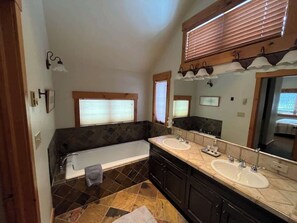 Kylpyamme, hiustenkuivaaja, pyyhkeet