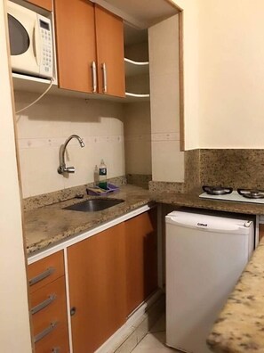 Apartamento, 1 cama de casal | Cozinha americana privada | Geladeira, micro-ondas, cooktop, talheres/pratos/utensílios de cozinha
