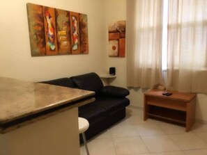 อพาร์ทเมนท์, เตียงใหญ่ 1 เตียง | ห้องนั่งเล่น | ทีวีจอแบน