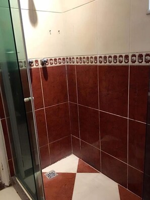 Apartment, 1 Doppelbett | Badezimmer | Dusche, Handtücher