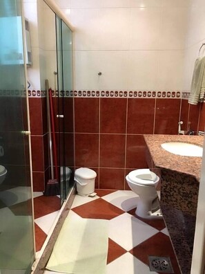 Iron/ironing board, free WiFi, bed sheets - Rio Estate - Aconchegante Quarto e Sala em Copacabana (Rio de Janeiro)