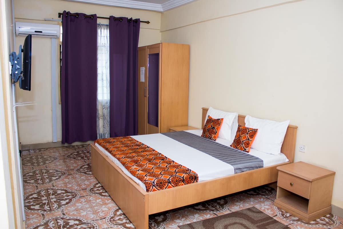 Deluxe Double Room, Non Smoking | Desk, laptop workspace, blackout curtains, iron/ironing board