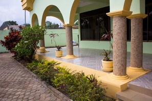 Terrace/patio - Jayliz Lodge Tema (Tema)