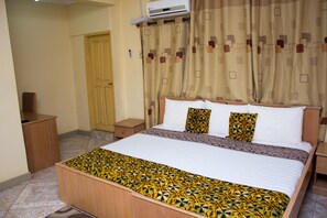 Standard Twin Room, Non Smoking | Desk, laptop workspace, blackout drapes, iron/ironing board - Jayliz Lodge Tema (Tema)