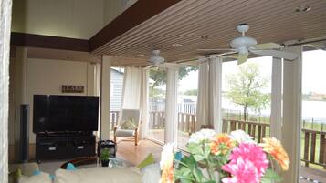 Smart-tv, eldstad, dvd-spelare och böcker