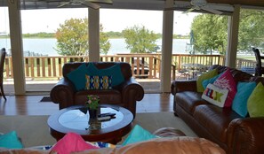 Una Smart TV, una chimenea, un reproductor de DVD, libros