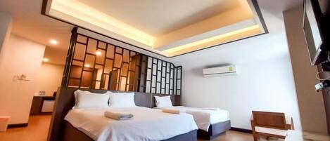 Habitación triple clásica | Escritorio, cortinas blackout y tabla de planchar con plancha