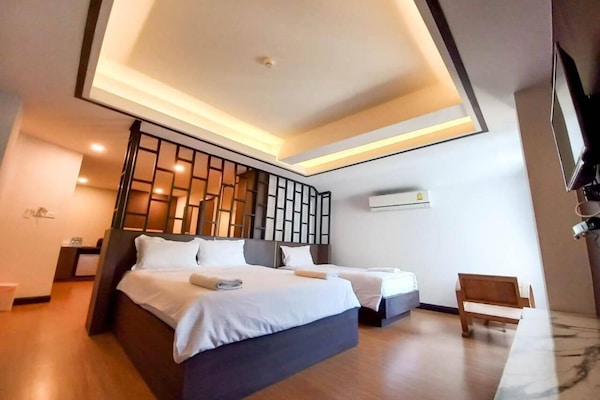 Classic Triple Room | Desk, blackout curtains, iron/ironing board, rollaway beds