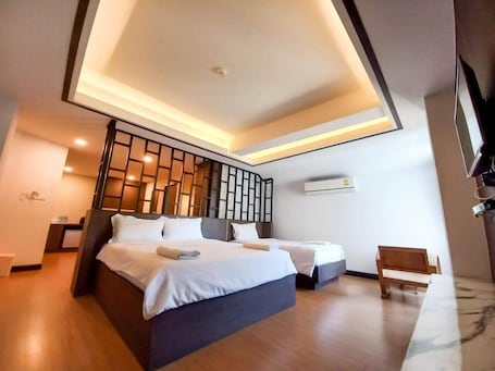 Classic Triple Room | Desk, blackout drapes, iron/ironing board, rollaway beds