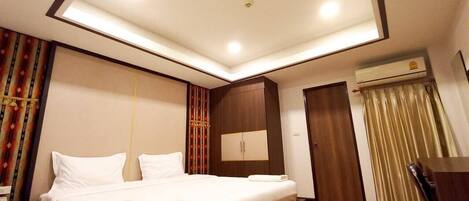 Classic Double Room | Skrivbord, mörkläggningsgardiner, strykjärn/strykbräda och extrasängar