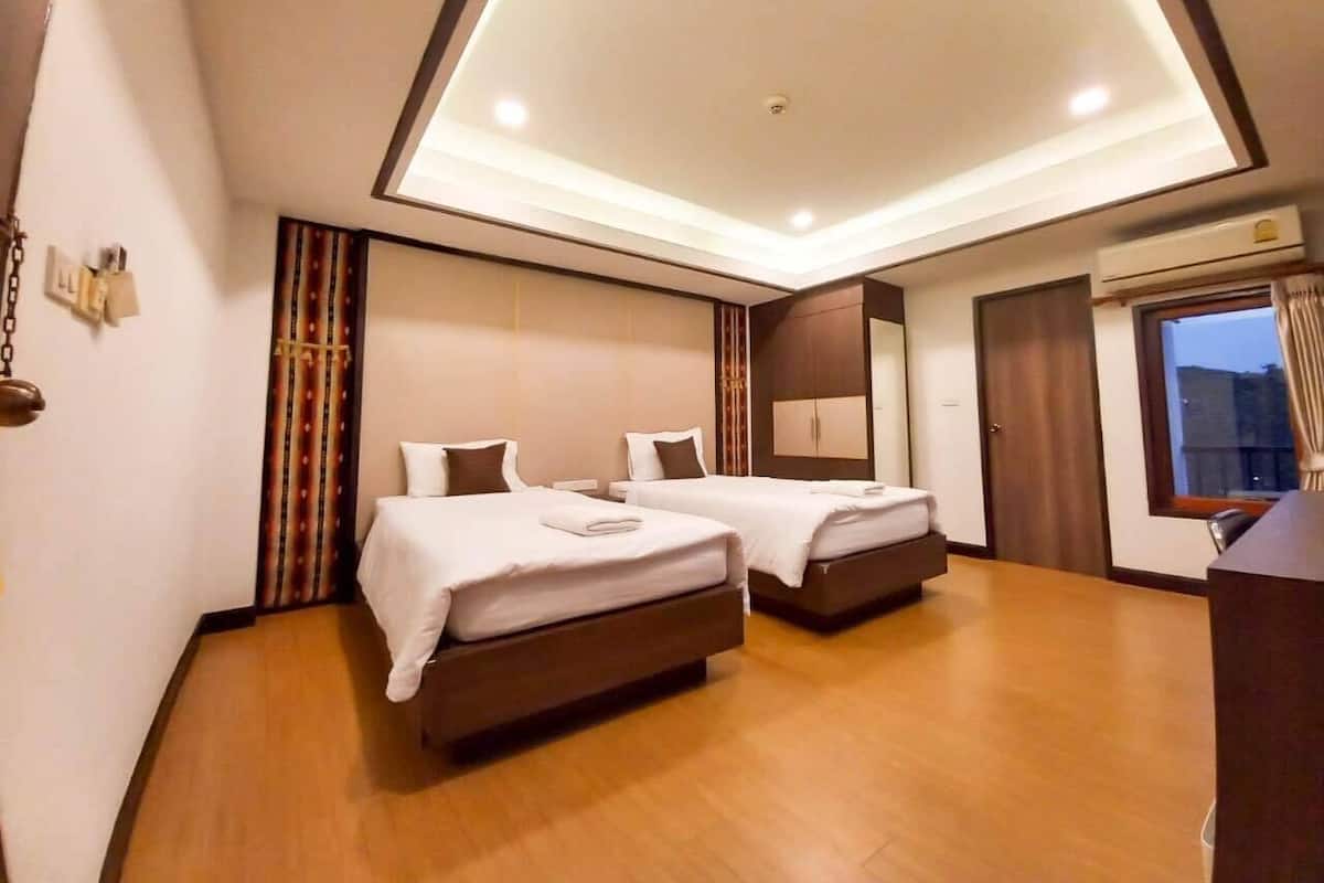 Habitación clásica con 2 camas individuales | Escritorio, cortinas opacas, tabla de planchar con plancha
