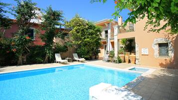 Außenpool, Sonnenschirme, Liegestühle