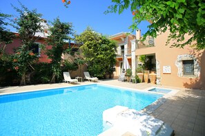 Outdoor pool, pool umbrellas, pool loungers - Villa Pasiphae (Faistos)