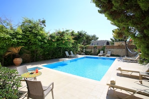 Piscine extérieure, parasols de plage, chaises longues