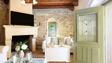 Grand villa, meerdere slaapkamers, privézwembad | Woonkamer | Een lcd-televisie, een open haard en een dvd-speler