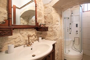 Vil·la Grand, diversos dormitoris, piscina privada | Bany | Banyera i dutxa independents i banyera d'hidromassatge 