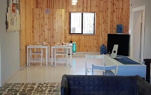 32-inch flat-screen TV with satellite channels, TV - Hadrian's Gate Hotel (Jerash)