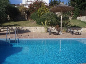Outdoor pool, pool umbrellas, pool loungers - Phaestias Villas (Faistos)
