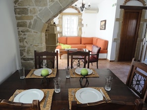 Villa | Essbereich im Zimmer