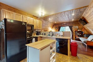 Fridge, microwave, oven, stovetop - Cozy Mountain Hideaway near Leavenworth & Steven’s Pass Ski Resort with hot tub (Leavenworth)