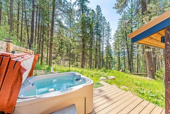 Outdoor spa tub - Cozy Mountain Hideaway near Leavenworth & Steven’s Pass Ski Resort with hot tub (Leavenworth)