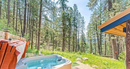 Cozy Mountain Hideaway near Leavenworth & Steven’s Pass Ski Resort with hot tub