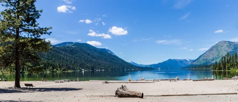 Una spiaggia nelle vicinanze