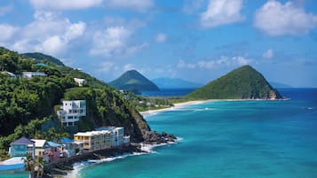 In StrandnĂ€he, LiegestĂŒhle, Sonnenschirme, StrandtĂŒcher