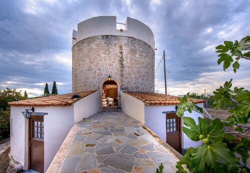 KOKKINO KASTRO is a historic estate in Aegina full of memories from 1825.
