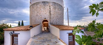 KOKKINO KASTRO is a historic estate in Aegina full of memories from 1825.