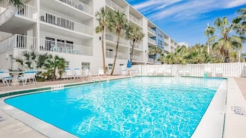 Una piscina al aire libre, una piscina climatizada