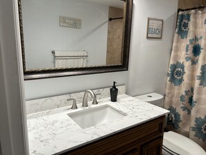 Ensemble douche/baignoire, sèche-cheveux, serviettes fournies, savon
