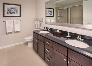 Hårføner og håndklær