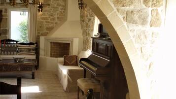 Villa | Woonruimte | Een lcd-televisie, een open haard en een dvd-speler