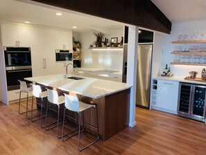 Kjøleskap, mikrobølgeovn, ovn og kokeplater