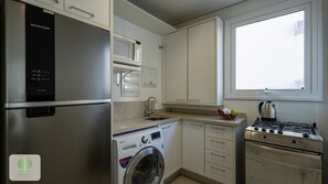 Geladeira, micro-ondas, fogão, cooktop