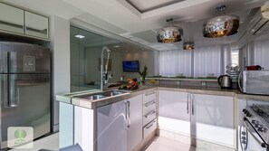 Geladeira, micro-ondas, fogão, cooktop
