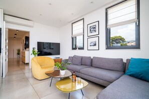 Smart TV, lettore DVD, libri